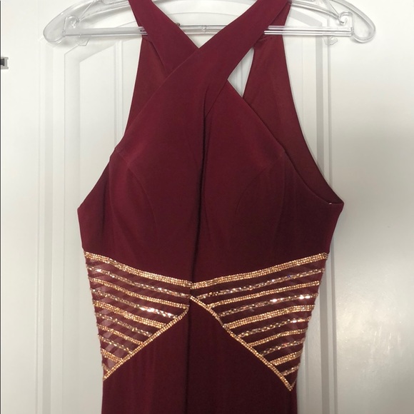 Beautiful gown, with elegant gold jewels. - Picture 2 of 4